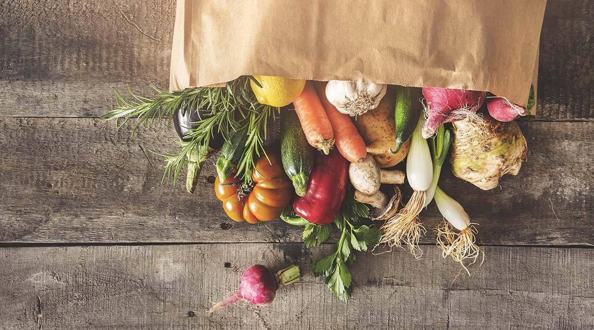Un sac de légumes frais et bio pour une alimentation saine et durable.