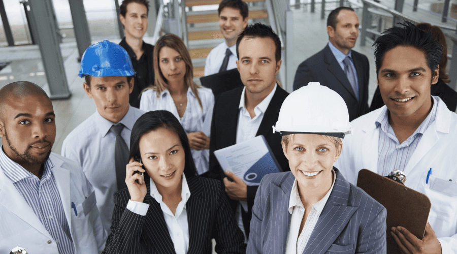 Un groupe diversifié de professionnels en technologie se rassemble, affichant des carrières variées et un esprit de collaboration.