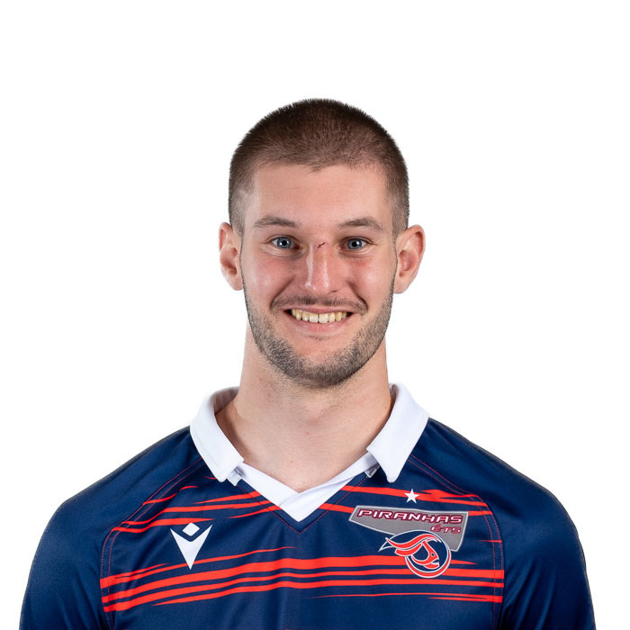 Étudiant en maillot sportif, souriant, fond neutre.
