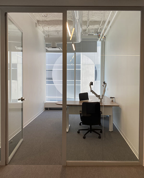 Bureau moderne avec chaise, table et rangements dans une ambiance épurée.