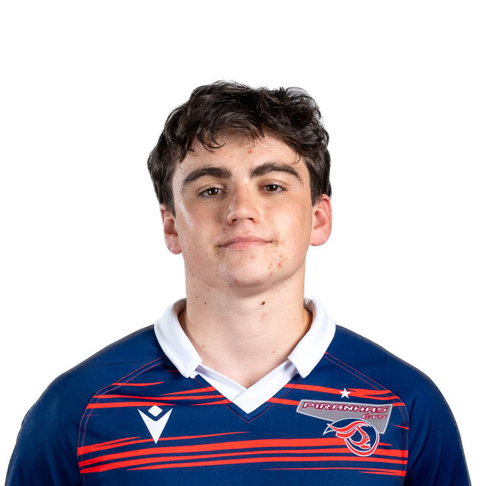 Étudiant souriant en polo à rayures, évoquant jeunesse et engagement.