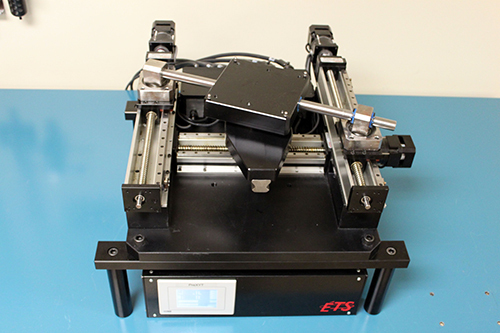 Équipement de laboratoire de précision avec composants mécaniques pour tests et expérimentations technologiques.