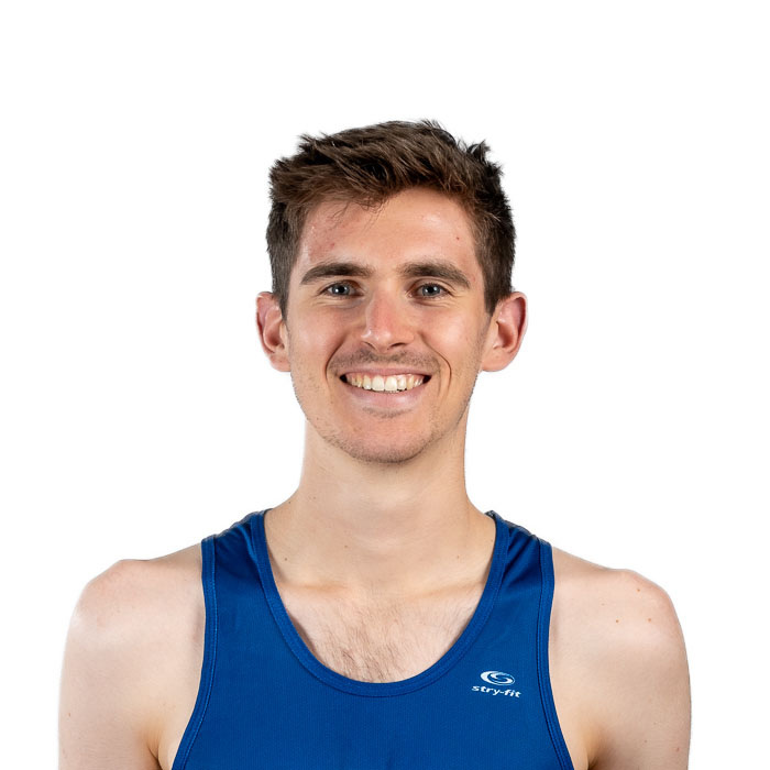 Étudiant athlète en tenue de sport, souriant, jeune et motivé.