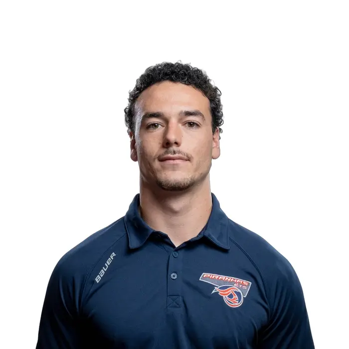 Étudiant athlète en tenue de sport avec logo ÉTS, exprimant la jeunesse et l'engagement.