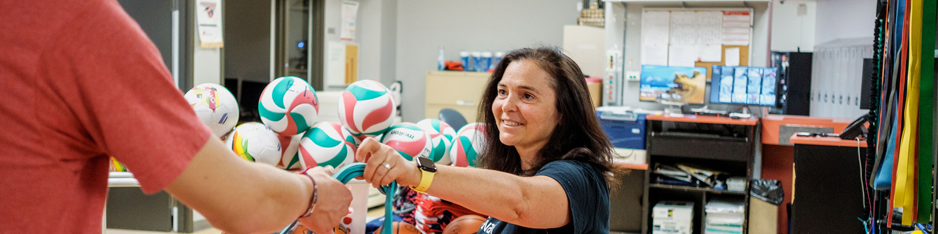 Échange convivial d'équipements sportifs dans un environnement dynamique d'apprentissage et de collaboration.