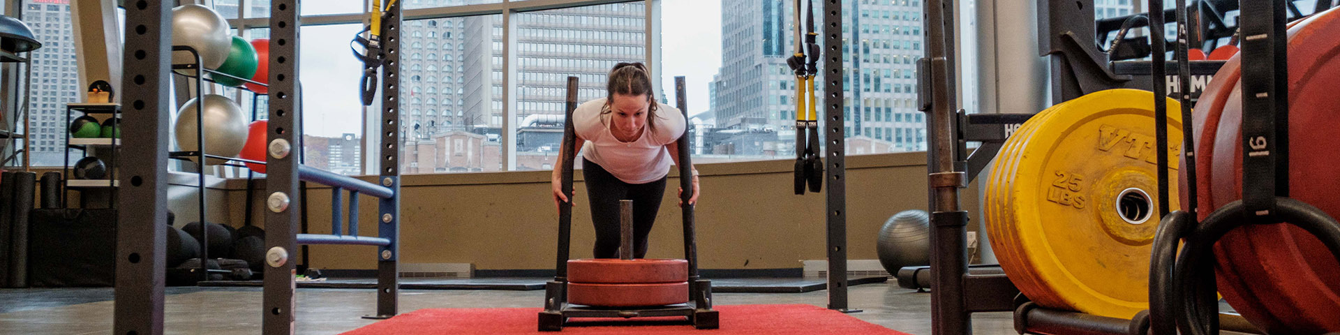 Un entraînement intensif dans un espace moderne, avec des équipements variés pour renforcer la condition physique et le bien-être.