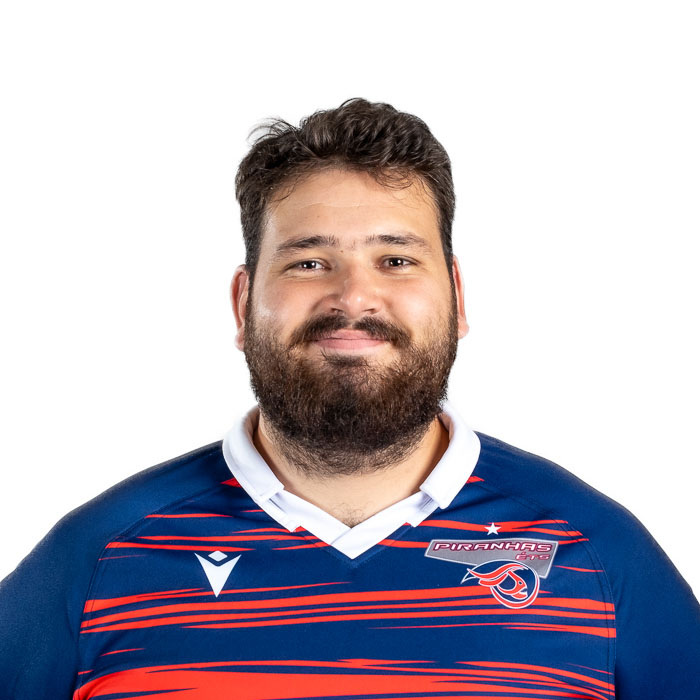 Étudiant en maillot sportif souriant, potentiel futur ingénieur.
