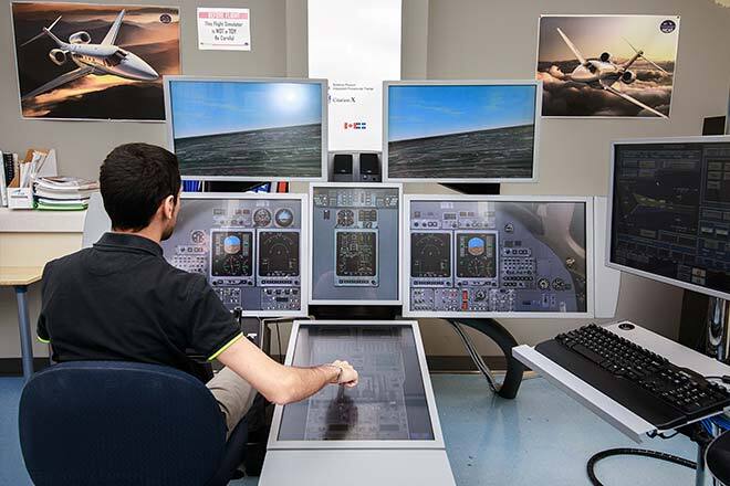 ÉTS student piloting a flight simulator