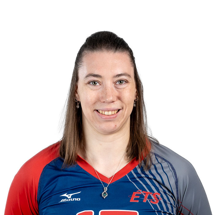 Étudiante sportive de l'ÉTS en tenue d'équipe avec logo visible.