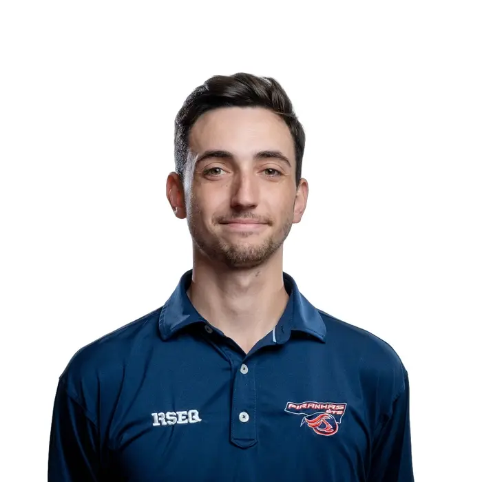 Étudiant souriant en polo bleu, représentant une équipe, avec un environnement neutre. Ambiance amicale et professionnelle.