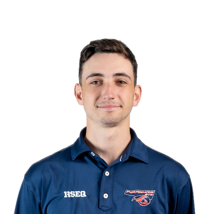 Étudiant souriant en polo bleu, représentant une équipe, avec un environnement neutre. Ambiance amicale et professionnelle.