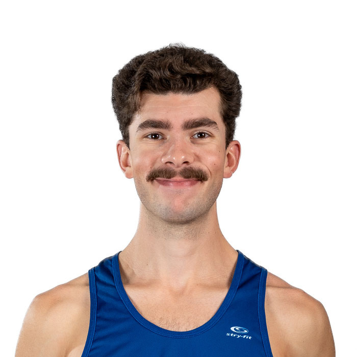Étudiant en tenue sportive, souriant, représentatif de la vie active en université.