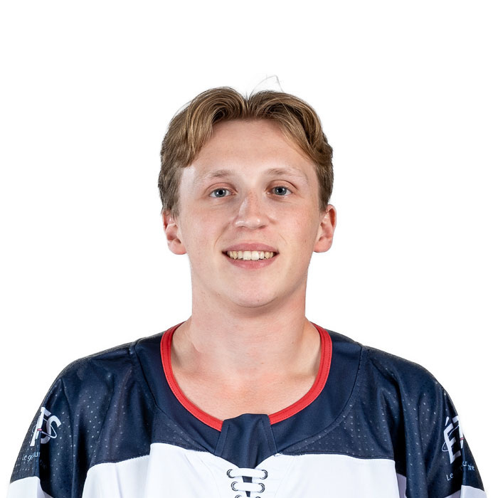 Étudiant souriant en maillot de sport, symbolisant l'esprit d'équipe et le dynamisme universitaire.