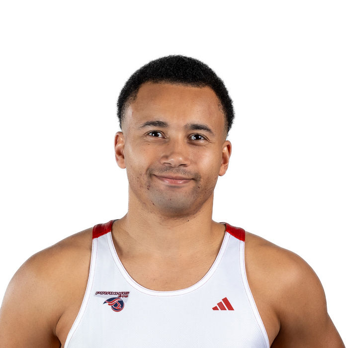 Portrait d'un étudiant athlète souriant, vêtu d'un maillot de sport.