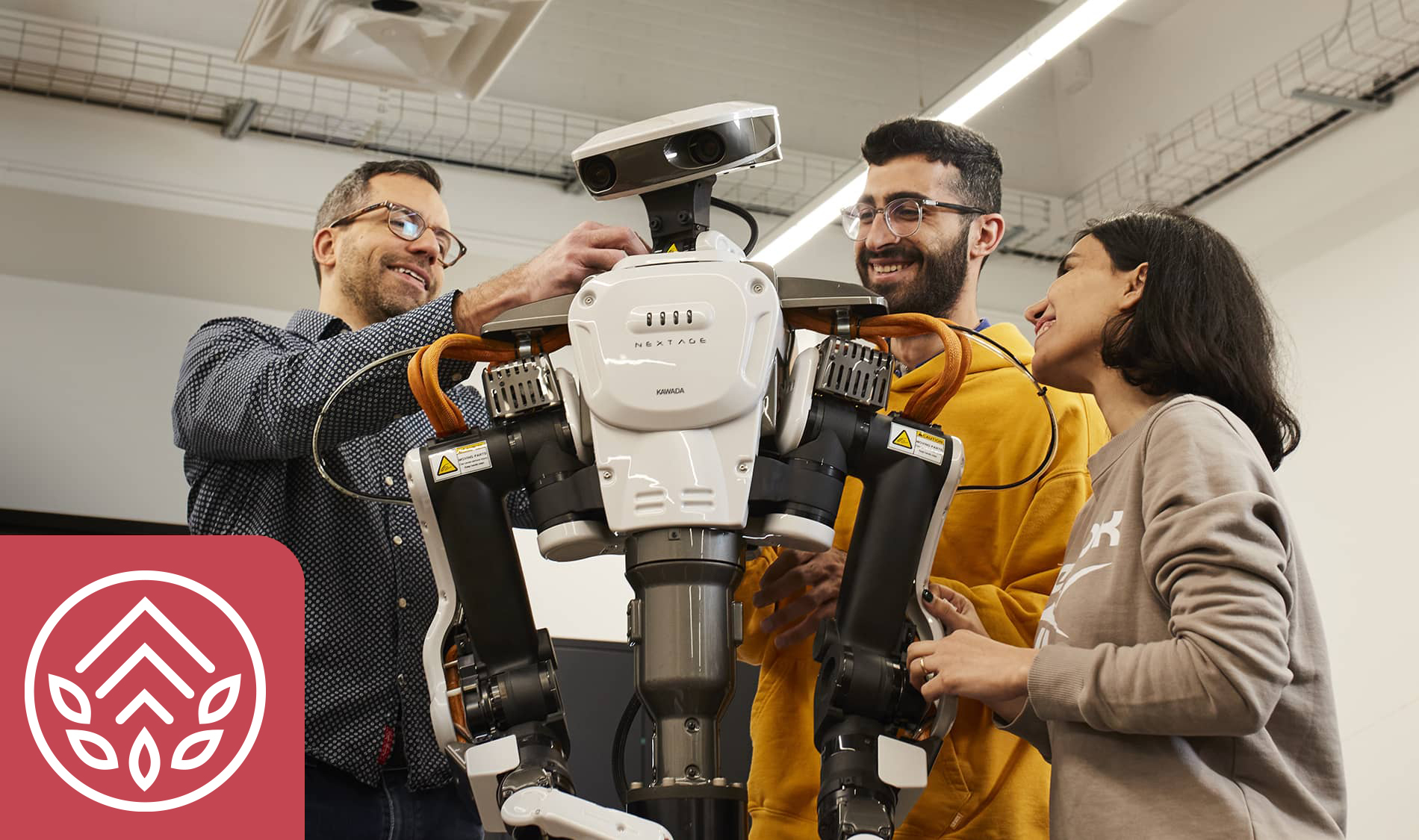 Des étudiants collaborent sur un robot humanoïde, explorant l'innovation technologique en milieu académique.