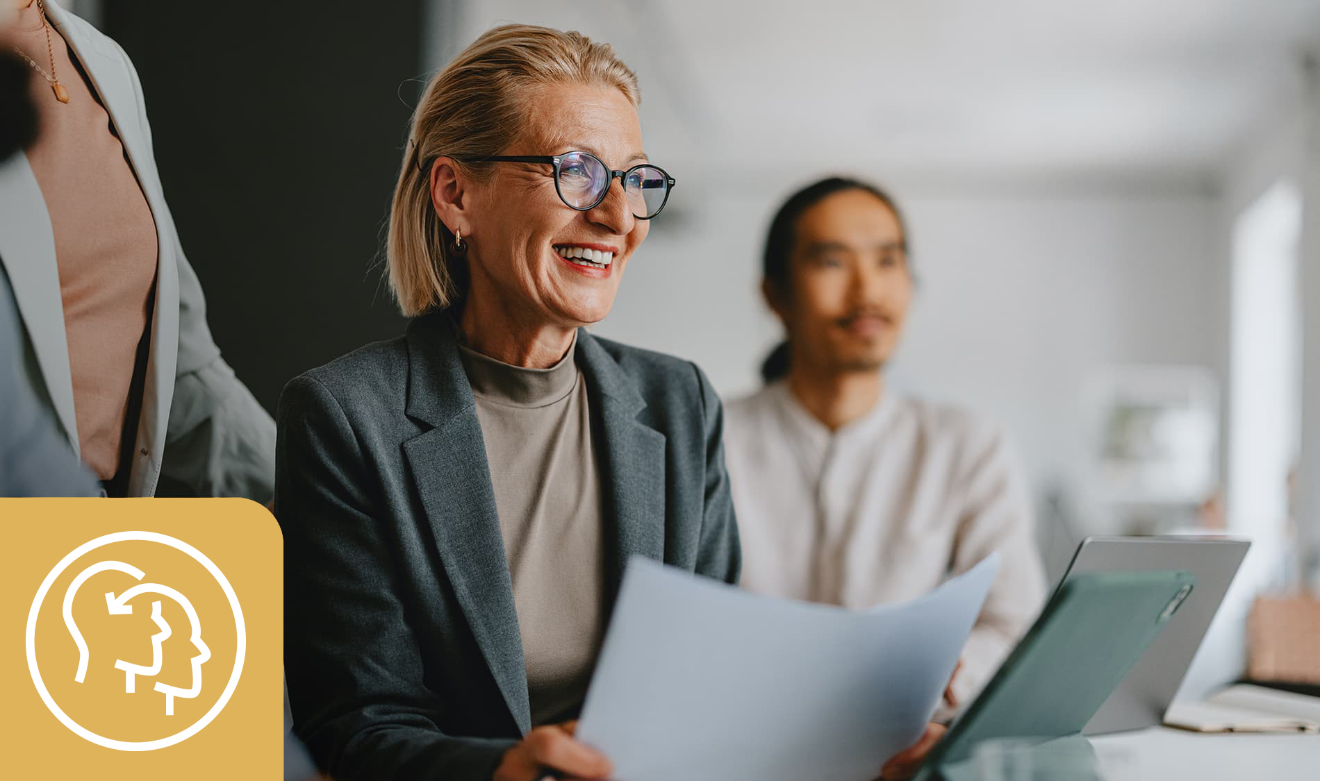 Une réunion dynamique où des professionnels échangent des idées, favorisant la collaboration et l'innovation dans un environnement de travail moderne.