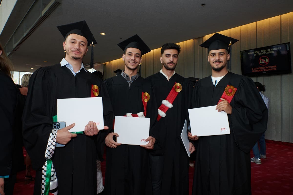 Futurs ingénieurs célébrant leur remise de diplômes.