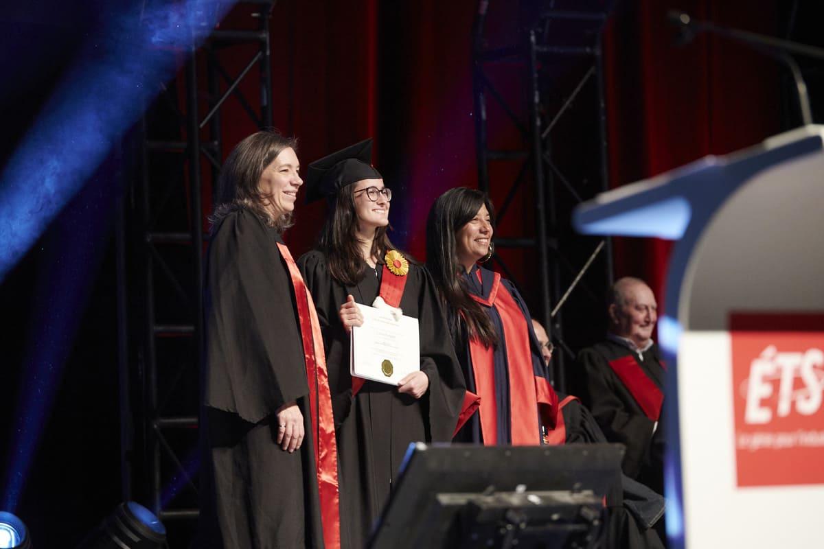 Cérémonie de remise de diplômes à l'Université en technologie supérieure, célébrant la réussite d'une étudiante avec fierté et joie.
