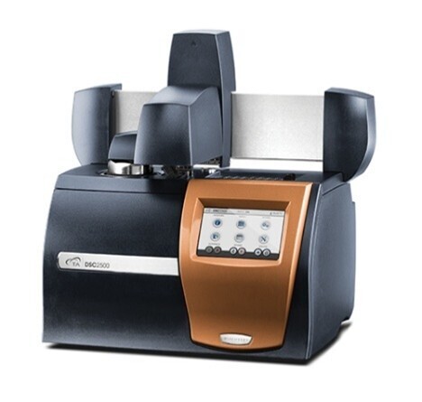 Appareil de calorimétrie différentielle à balayage, utilisé pour analyser les propriétés thermiques des matériaux.