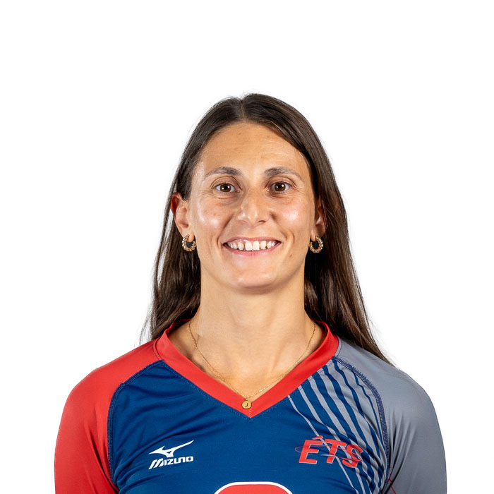Athlète souriante portant le maillot de l'ETS, prête à représenter son équipe avec détermination et passion.