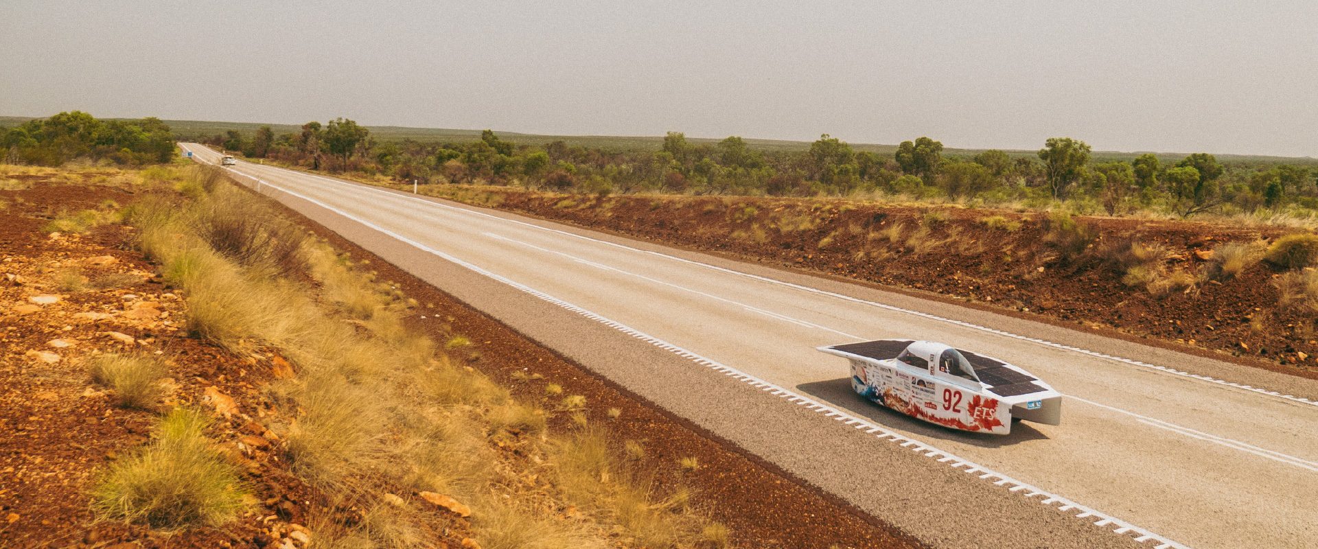 Véhicule solaire innovant conçu par des étudiants en compétition.