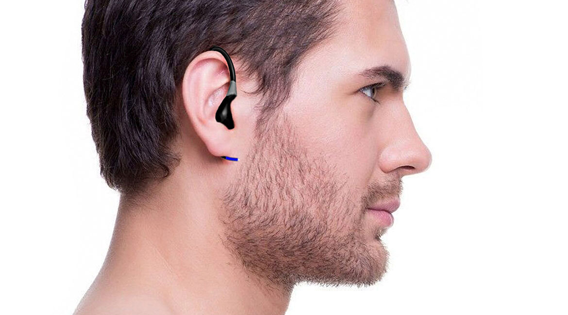 Profil d'homme avec écouteur sans fil innovant, tech moderne.