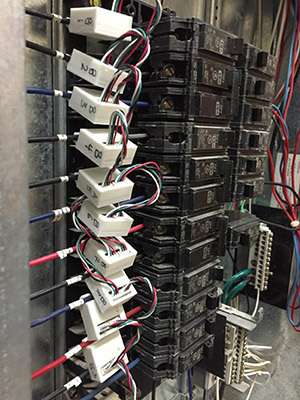 Tableau de relais électriques avec câblage structuré, composant d'automatisation industriel.