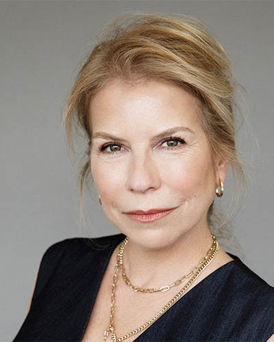 Portrait d'une professionnelle charismatique, élégante, avec une expression confiante et une coiffure raffinée, prête à inspirer.