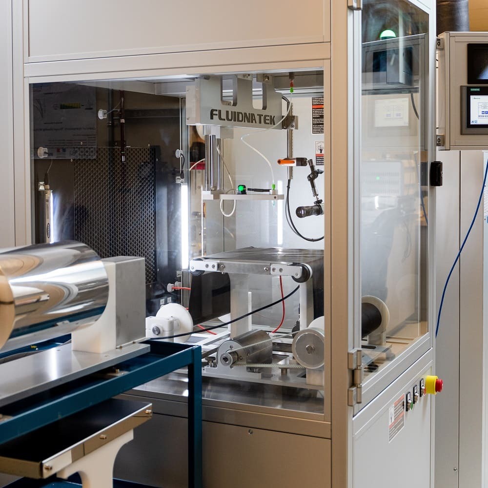 Équipement moderne conçu pour des recherches en technologie, mettant en avant des systèmes d'automatisation et de mesure avancés.