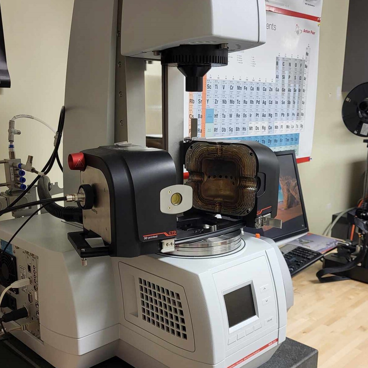 Appareil de mesure de propriétés matérielles avec des composants avancés, idéal pour la recherche en sciences et ingénierie.