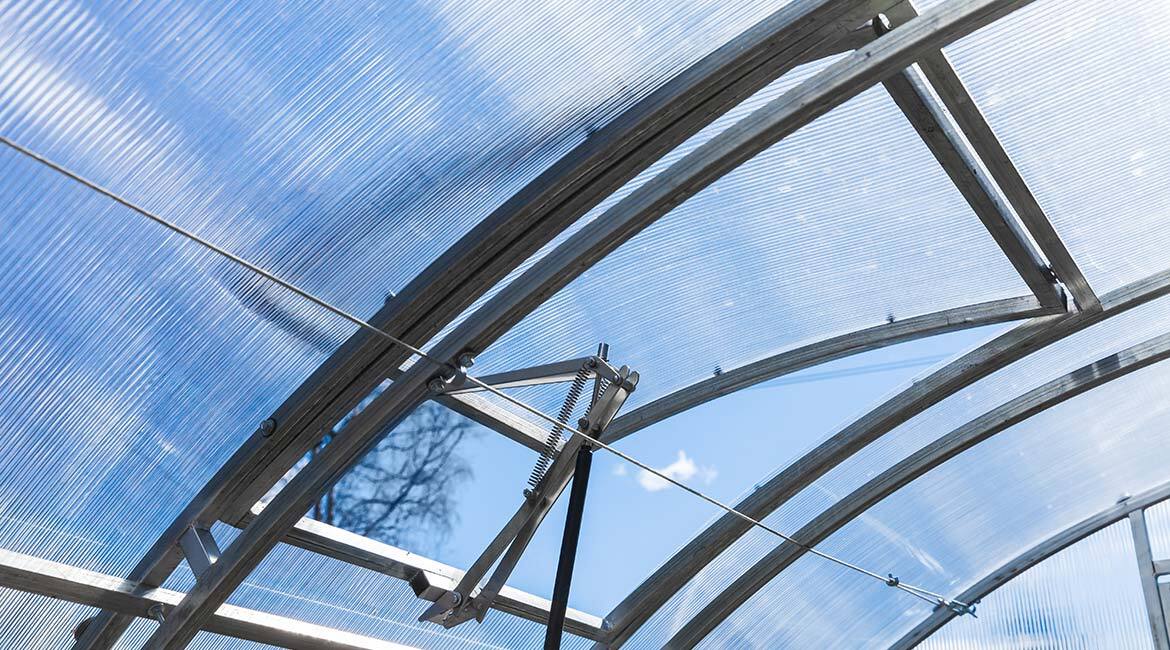 Structure moderne en acier et verre pour l'innovation en technologie.