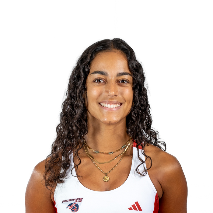 Étudiante souriante en tenue de sport de l'université, représentant fièrement son établissement.