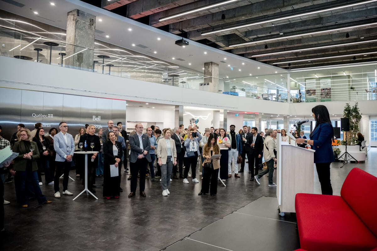 Un événement rassemblant de nombreux participants dans un espace moderne, propice aux échanges et aux présentations.