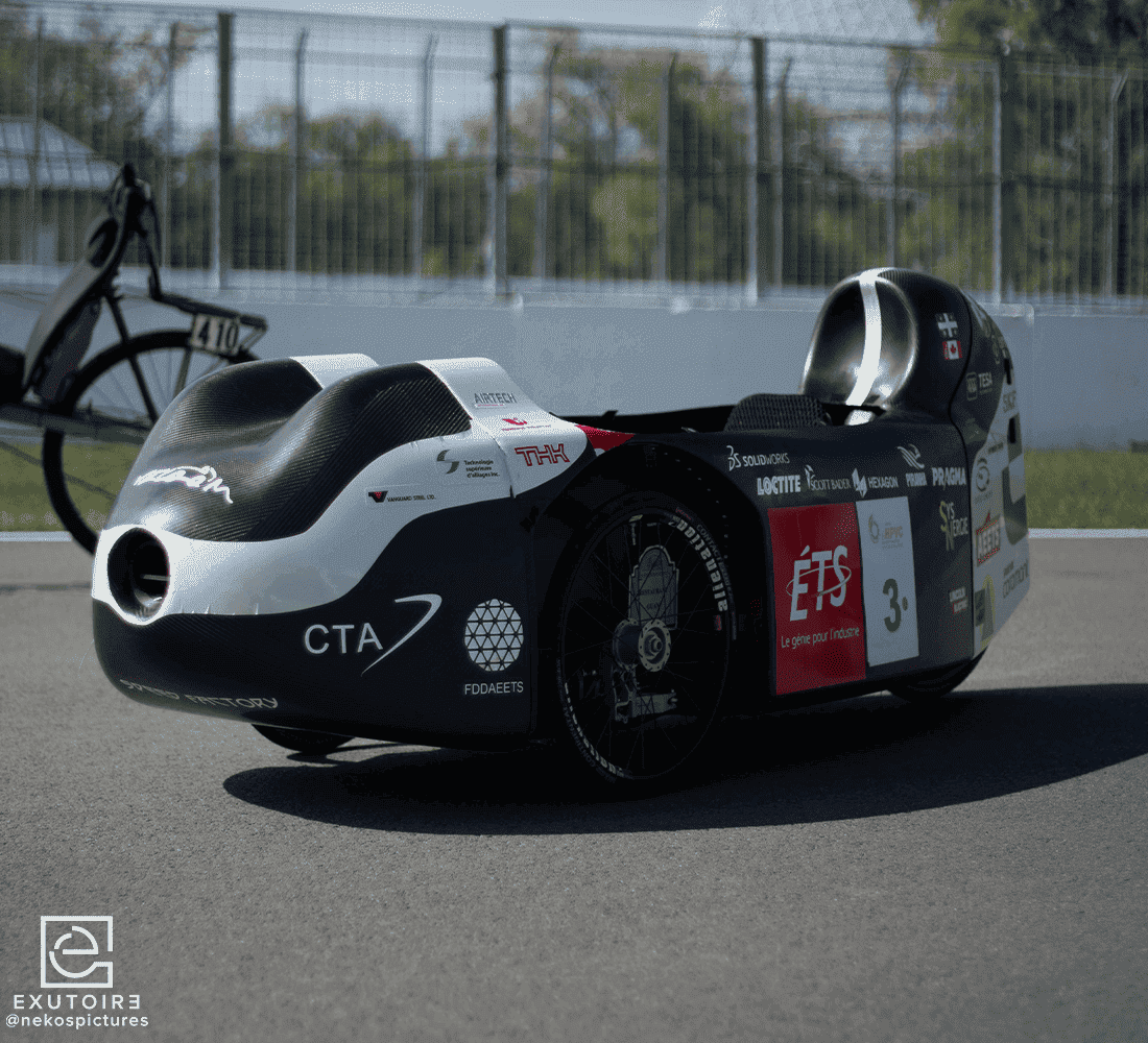 Véhicule innovant en compétition, mettant en avant la technologie avancée et l'ingénierie des étudiants de l'Université.