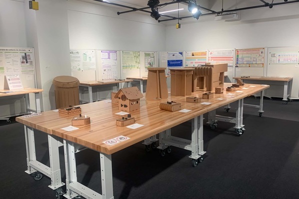 Des projets en maquettes, illustrant la créativité et les compétences des étudiants en ingénierie dans un espace de présentation.