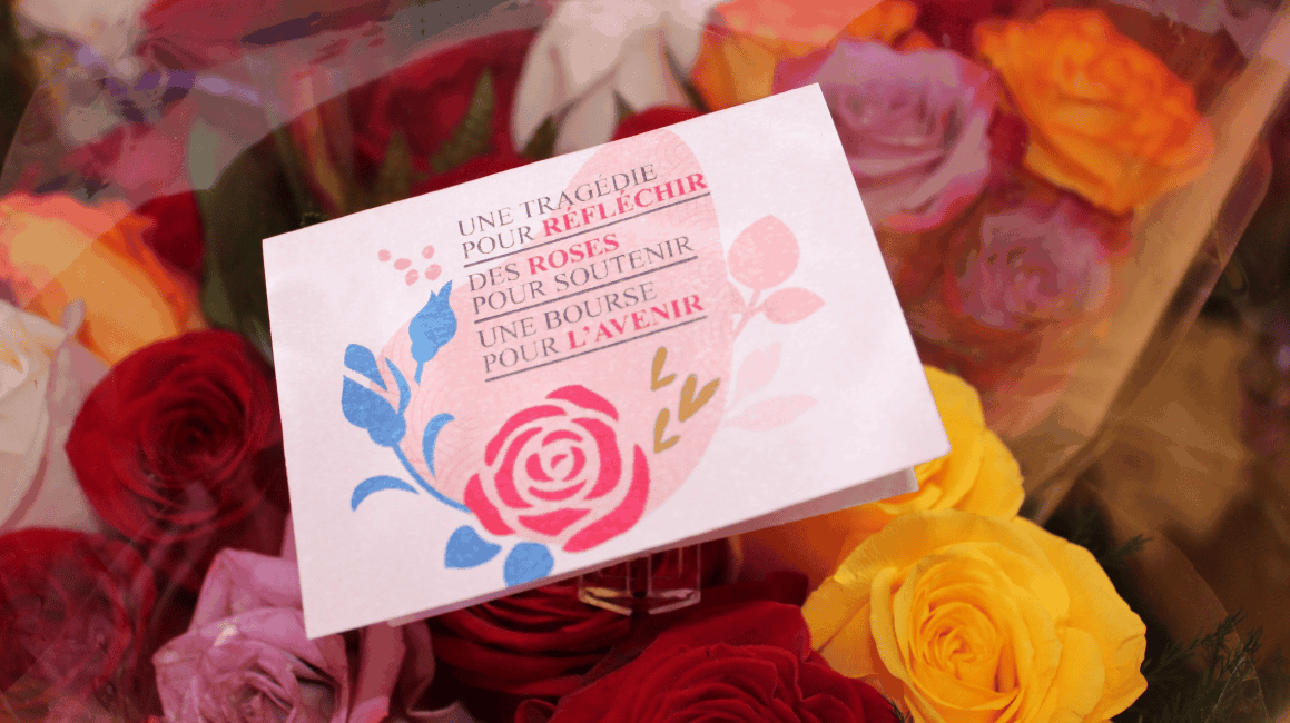 Un hommage touchant alliant réflexion et soutien, symbolisé par des roses et l'importance d'une bourse pour l'avenir.