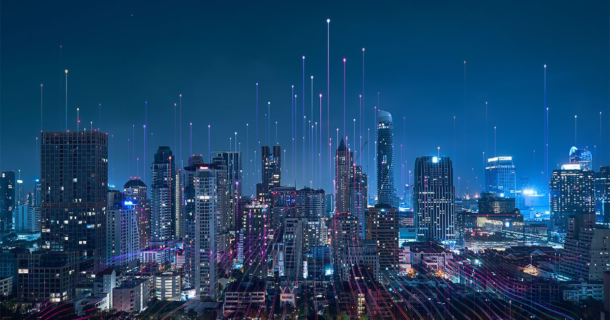 Une ville futuriste illuminée, avec des gratte-ciels et des lignes de lumière, symbolisant le progrès technologique et l'innovation.
