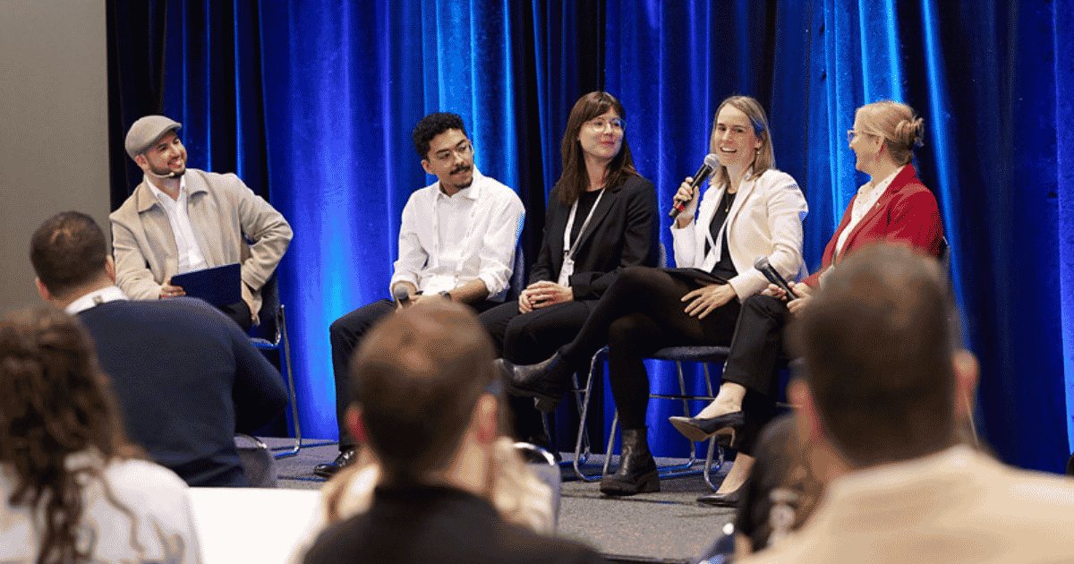 Panel de discussion réunissant plusieurs intervenants sur scène, abordant des sujets liés à la technologie et l'innovation. Public attentif.
