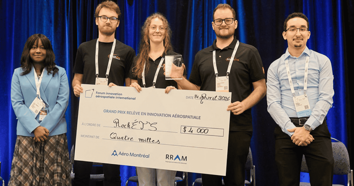 Équipe récompensée au Grand Prix en innovation aérospatiale, recevant un chèque de 4 000 $ lors d'un forum.