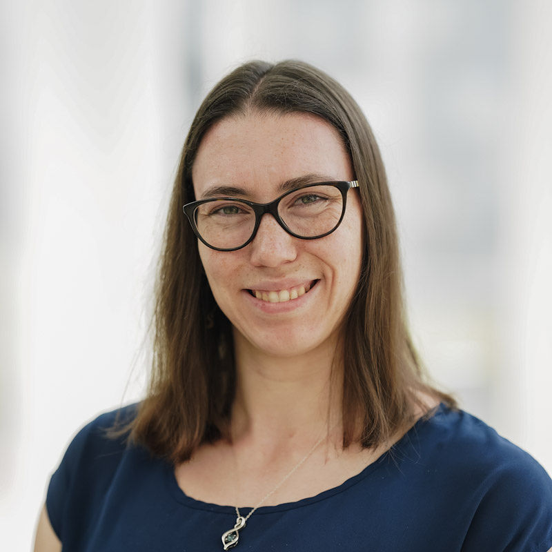 Personnel dynamique et engagé, elle incarne les valeurs de l'Université et se consacre à l'innovation et à l'éducation supérieure.
