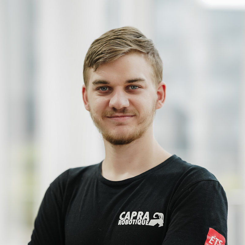 Étudiant en robotique affichant une attitude confiante, prêt à relever des défis technologiques au sein de l'université.