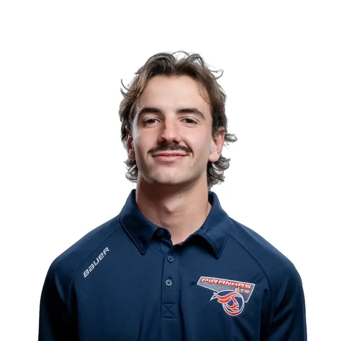 Étudiant souriant en maillot bleu avec logo ETS, exprimant l'esprit sportif de l'école.