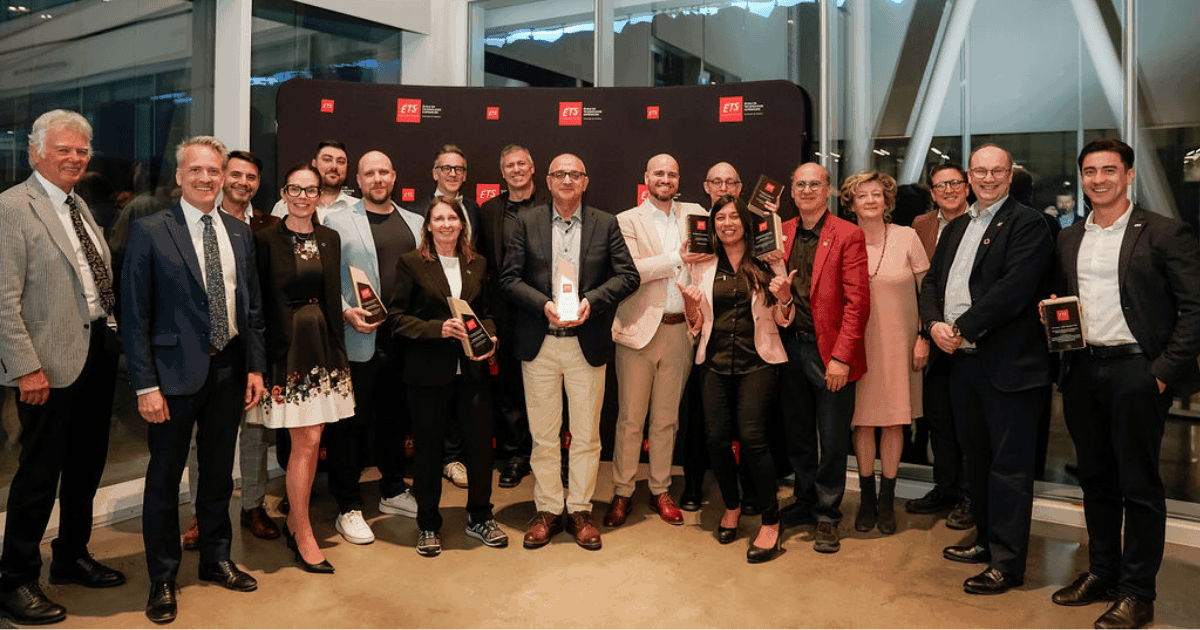 Célébration des réussites avec remise de prix, réunissant des personnalités du milieu académique et professionnel. Ambiance festive et solennelle.