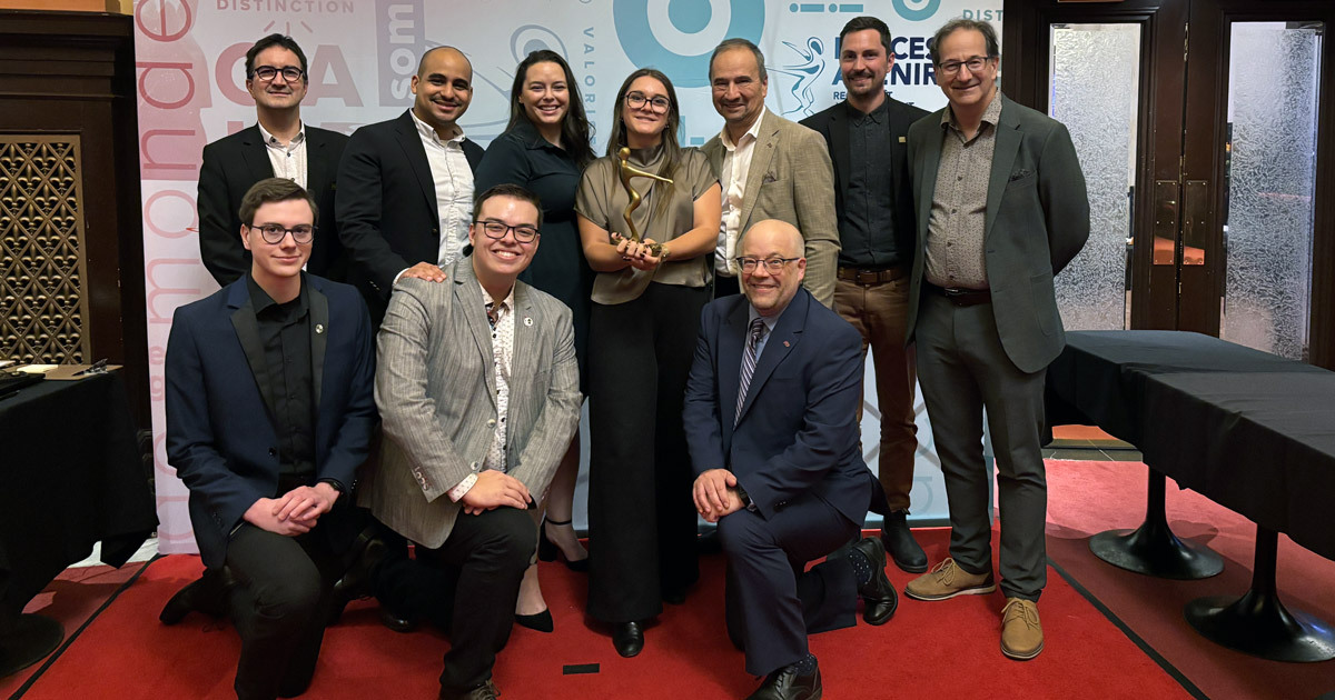 Célébration de l'excellence académique avec des lauréats et des membres du corps professoral lors d'un événement officiel.