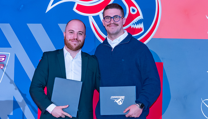 Célébration de diplômés fiers, tenant leur diplôme, entourés d'un décor dynamique et coloré. Un moment marquant de réussite.