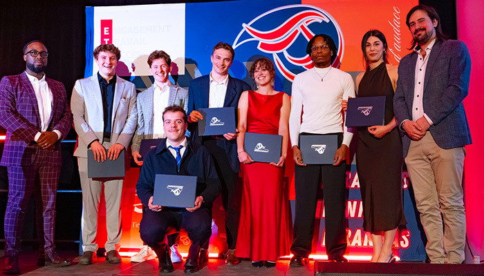 Célébration des diplômés, réunis pour la remise des certificats, souriants et fiers de leurs accomplissements académiques.