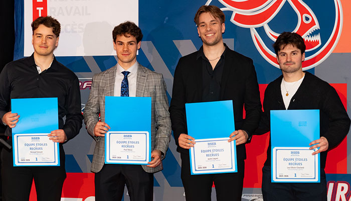 Célébration des lauréats avec leurs certificats, symbole de réussite et de travail d'équipe à l'Université en technologie supérieure.