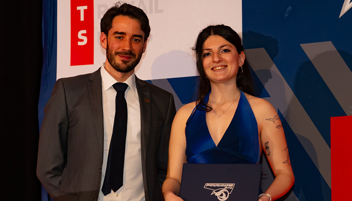 Célébration des réussites académiques avec des étudiants honorés pour leur excellence à l'Université en technologie supérieure.