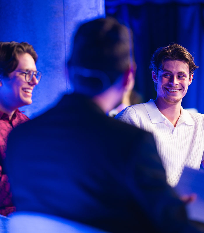Des étudiants échangent des sourires et des idées dans une ambiance dynamique et interactive, favorisant la collaboration et l'innovation.