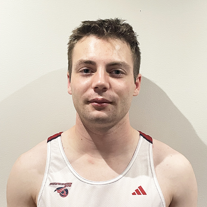 Étudiant en technologie supérieur, il arbore un maillot sportif et un regard déterminé, prêt pour les défis à venir.